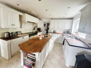 Kitchen Breakfast Room - click for photo gallery